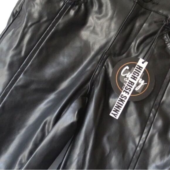 DOLLHOUSE
Juniors' Vegan Leather High Rise Skinny Jeans Black NEW Size 0, 1/2 - Picture 7 of 7